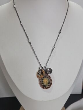 American Eagle Outfitters Silver Floral Cameo Retro Vintage Look Necklace NWT